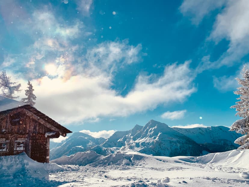 https://a.storyblok.com/f/150663/4032x3024/74001e70c6/schladming-austria-cabin-woods-landscape.jpg